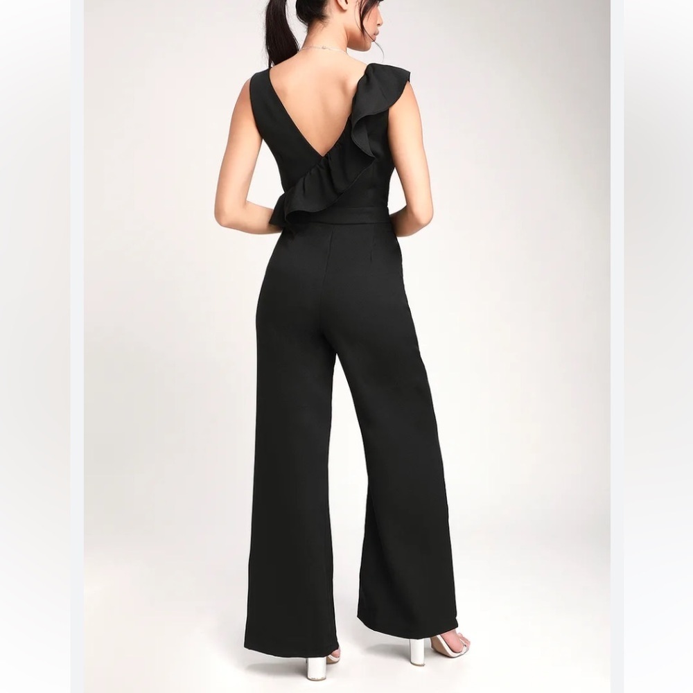 - NWT LULUS Black sleeveless Romper size M